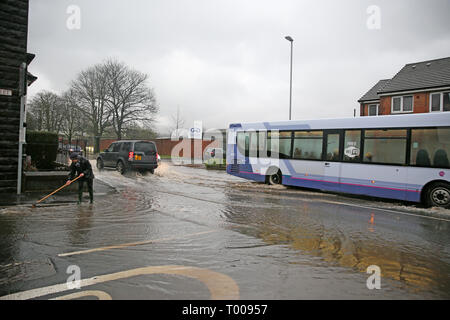 Rochdale, Regno Unito. 16 marzo 2019. Inondazioni su Todmorden Road in Littleborough, Rochdale, Regno Unito, 16 marzo 2019 (C)Barbara Cook/Alamy Live News Credito: Barbara Cook/Alamy Live News Foto Stock