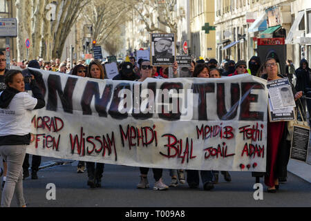 Lione, Francia. 16 marzo 2019. I dimostranti sono visti in Lione centro-orientale (Francia) il 16 marzo 2019,, come essi marzo a Lione per protestare contro la violenza della polizia in occasione della Giornata internazionale contro la violenza della polizia. Foto di credito: Serge Mouraret/Alamy Live News Foto Stock