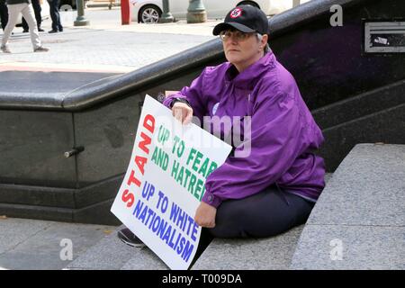 New York, NY, STATI UNITI D'AMERICA. 16th. Mar, 2019. La città di New York è stato uno dei molti mobilitazione contro l'estrema destra su Sabato, 16 marzo 2019 a Foley Square in Manhattan inferiore, come molte città in tutto il mondo sono stati di attesa di eventi simili a commemorare la Giornata delle Nazioni Unite per l'eliminazione della discriminazione razziale. © 2019 G. Ronald Lopez/DigiPixsAgain.us/Alamy Live News Credito: G. Ronald Lopez/Alamy Live News Foto Stock