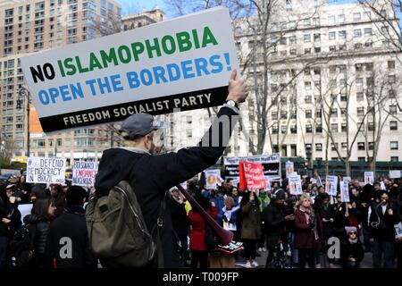 New York, NY, STATI UNITI D'AMERICA. 16th. Mar, 2019. La città di New York è stato uno dei molti mobilitazione contro l'estrema destra su Sabato, 16 marzo 2019 a Foley Square in Manhattan inferiore, come molte città in tutto il mondo sono stati di attesa di eventi simili a commemorare la Giornata delle Nazioni Unite per l'eliminazione della discriminazione razziale. © 2019 G. Ronald Lopez/DigiPixsAgain.us/Alamy Live News Credito: G. Ronald Lopez/Alamy Live News Foto Stock