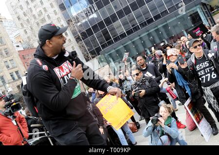 New York, NY, STATI UNITI D'AMERICA. 16th. Mar, 2019. La città di New York è stato uno dei molti mobilitazione contro l'estrema destra su Sabato, 16 marzo 2019 a Foley Square in Manhattan inferiore, come molte città in tutto il mondo sono stati di attesa di eventi simili a commemorare la Giornata delle Nazioni Unite per l'eliminazione della discriminazione razziale. Nella foto è Hawk Newsome presidente del nero vive questione NY indirizzo rally partecipanti. © 2019 G. Ronald Lopez/DigiPixsAgain.us/Alamy Live News Credito: G. Ronald Lopez/Alamy Live News Foto Stock