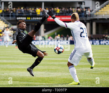 Columbus, Ohio, Stati Uniti d'America. Marzo 16, 2019:Columbus Crew SC defender Afful Harrison (25) e FC Dallas centrocampista Michael Barrios (21) lotta per la palla nel loro gioco in Columbus, Ohio, Stati Uniti d'America. Brent Clark/Alamy Live News Foto Stock