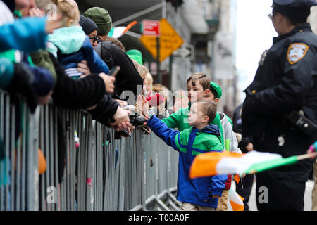 New York, Stati Uniti d'America. 16 Mar, 2019. I bambini nella festa di San Patrizio Parade salutare gli spettatori in New York, Stati Uniti, il 16 marzo 2019. Centinaia di migliaia di persone si sono radunate a fianco della Quinta Avenue in New York per guardare la festa di San Patrizio Parade qui il sabato. Credito: Wang Ying/Xinhua/Alamy Live News Foto Stock