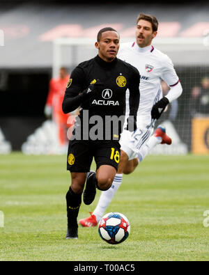 Marzo 16, 2019: Columbus Crew SC in avanti Robinho (18) gestisce la sfera contro FC Dallas nel loro gioco in Columbus, Ohio, Stati Uniti d'America. Brent Clark/Alamy Live News Foto Stock