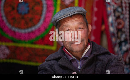 Il bayan Ulgii, Mongolia, 29 Settembre 2015: mongola nomade kazako uomo in appoggio in casa sua yurt Foto Stock