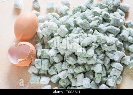 Gnocchi freschi fatti in casa con spinaci e ricotta Foto Stock