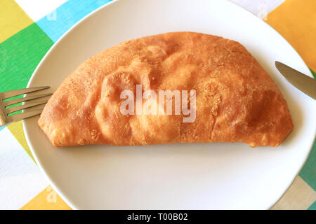 Vista superiore del cileno ripieni salati dolci o Empanadas riempito con Gamberi serviti sulla piastra bianca Foto Stock