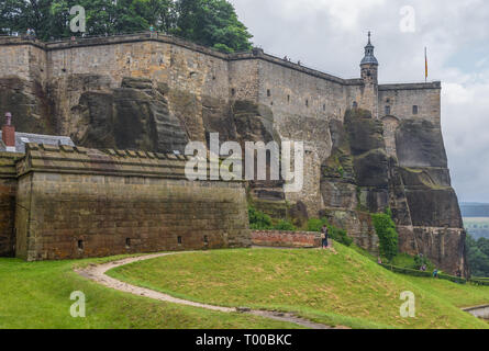 Koenigstein Fortezza, Germania - in piedi su una collina sopra il fiume Elba, la fortezza di Koenigstein è un meraviglioso esempio di tedesco architettura medievale Foto Stock