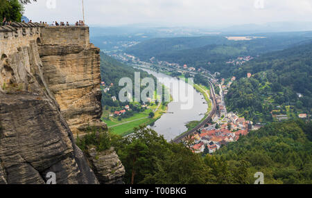 Koenigstein Fortezza, Germania - in piedi su una collina sopra il fiume Elba, la fortezza di Koenigstein è un meraviglioso esempio di tedesco architettura medievale Foto Stock