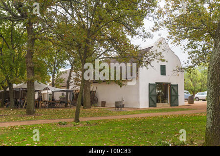 Vista autunnale di Boschendal deli con una tenda all'aperto per mangiare fuori e la vecchia architettura Cape Dutch stile o periodo in Franschhoek Cape Winelands Foto Stock