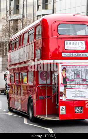 Il tè del pomeriggio su un bus di Londra, Kensington, Londra. Foto Stock