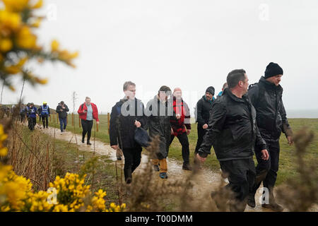 Nigel Farage (centro) presso la struttura Easington Colliery durante il mese di marzo a lasciare la protesta che insieme fuori dal Sunderland il sabato mattina, e farà il suo cammino a Londra nel corso di un periodo di quattordici giorni, arrivando nella capitale del 29 marzo, dove una massa rally avrà luogo sulla piazza del Parlamento. Foto Stock