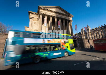 Viaggi in autobus passato St Georges Hall Liverpool Foto Stock