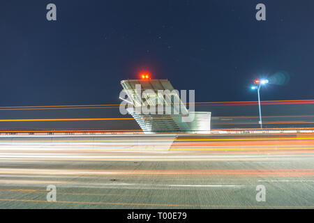 Una lunga esposizione colpo di Cars driving davanti al centro di controllo per il Ponte Wilson. Foto Stock