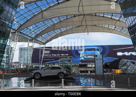 Aeroporto di Monaco di Baviera, Germania - 13 Marzo 2019: presentazione della nuovissima Audi e-tron, compact lusso crossover SUV. A emissioni zero auto elettriche. Foto Stock