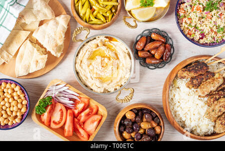 Iftar tabella degli alimenti. Pasto di sera per il Ramadan. Cucina Araba. Medio Oriente pranzo tradizionale. Un assortimento di egiziano di piatti orientali. Vista superiore Foto Stock