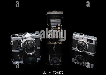 Collezione di classici film vintage compresi fotocamere Olympus OM1 35 mm reflex a lente singola SLR, Kodak 6-20 pieghevole e fotocamera Olympus telemetro RC Foto Stock