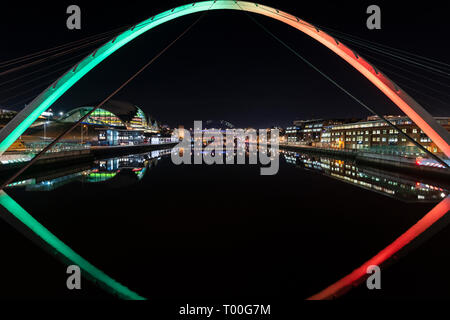 Fiume Tyne tra Newcastle Gateshead spaziavano dal Tyne Bridge e Millennium Bridge che mostra le luci della città di notte. Foto Stock