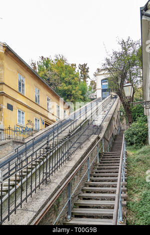 Zagabria - Vista della funivia con 30,5 metri di altezza, 66 metri di lunghezza, uno di minor trasporto pubblico funivie, Croazia, Zagabria, 18.10.201 Foto Stock