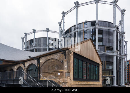 Gasholders, uno sviluppo residenziale di appartamenti costruiti entro la ghisa di telai di vecchi titolari di gas, carbone scende cantiere, Kings Cross, London, Regno Unito Foto Stock