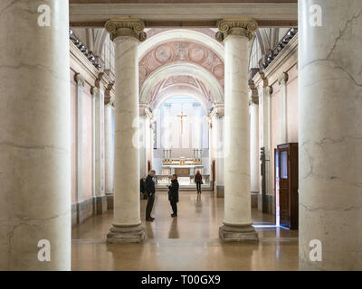 Milano, Italia - 24 febbraio 2019: turistici all interno della chiesa di San Gottardo in Corte (chiesa di San Gottardo a Corte al Palazzo Reale). La chiesa è stata bu Foto Stock