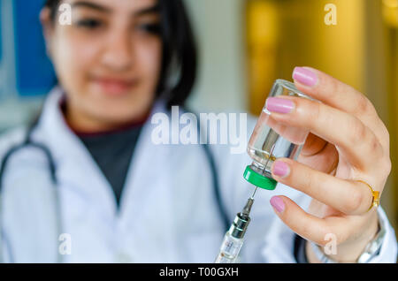 Donna medico infermiere vaccino disegno medicina in siringa di iniezione Foto Stock