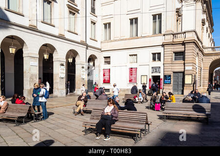 Milano, Italia - 24 febbraio 2019: persone nei pressi di Biglietteria in Opera House e il Museo Teatrale alla Scala (Museo Teatrale alla Scala di Milano City. Foto Stock