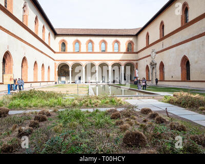 Milano, Italia - 24 febbraio 2019: i visitatori e giardino nel cortile Ducale (La Corte Ducale) nel Castello Sforzesco. Il Castel fu costruito Foto Stock