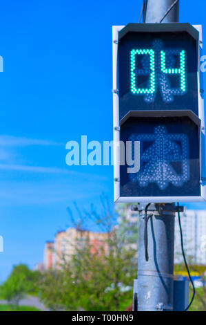 Electronic segno racconta i pedoni che è sicuro di attraversare la strada in un crosswalk in Downtown Baton Rouge. Foto Stock