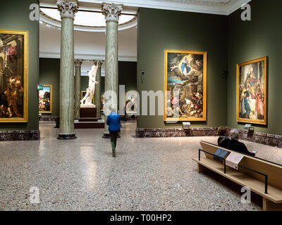 Milano, Italia - 24 febbraio 2019: turisti all'interno della Pinacoteca di Brera (Pinacoteca di Brera di Milano. La Pinacoteca di Brera è Pinacoteca Nazionale di ancien Foto Stock