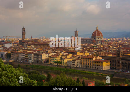 Palazzo Vecchino e il Duomo di Firenze, formalmente nominati Cattedrale di Santa Maria del Fiore, in Piazza del Duomo, visto dal Piazzale Michela Foto Stock