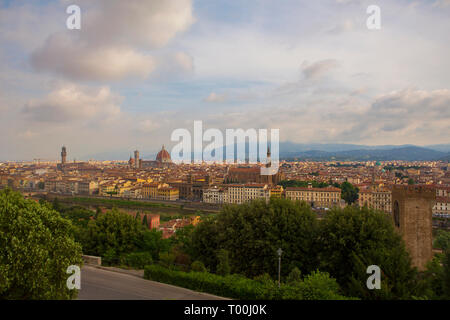 Palazzo Vecchino, Cattedrale di Santa Maria del Fiore, in Piazza del Duomo, Basilica di Santa Croce e la Sinagoga Comunità Ebraica, visto fro Foto Stock