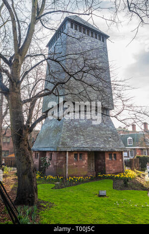 Chester, Inghilterra - Febbraio 23, 2019: vista dell'iconico e la storica torre campanaria della città di Chester. Foto Stock