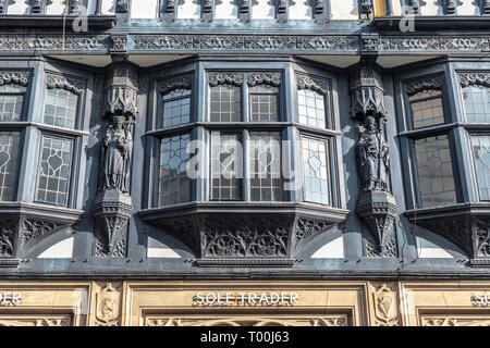 Chester, Inghilterra - Febbraio 23, 2019: Architettura dettagli del vecchio stile cercando case ed abitazioni. Foto Stock