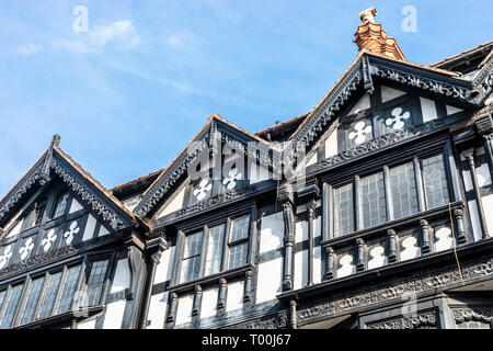 Chester, Inghilterra - Febbraio 23, 2019: Architettura dettagli del vecchio stile cercando case ed abitazioni. Foto Stock