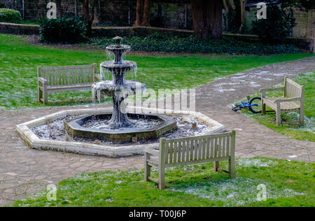 Acqua dalla fontana blocca come la Gran Bretagna esperienze più fredda in febbraio in 5 anni grazie alla "bestia da est" meteo blast. Feb 27, 2018 Londra Foto Stock