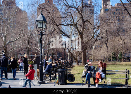 Washington Square Park, iconico luogo di incontro culturale e mozzo, Greenwich Village di New York. Marzo 2018 Foto Stock