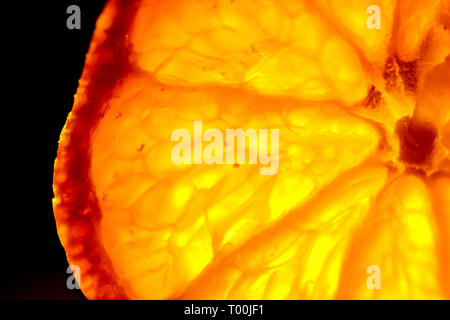 Tangerine close up baclground su giallo Foto Stock