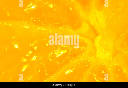 Tangerine close up baclground su giallo Foto Stock