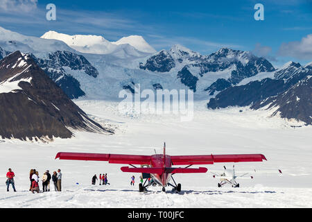 Volo turistico a piedi sul ghiacciaio in Alaska Range Foto Stock