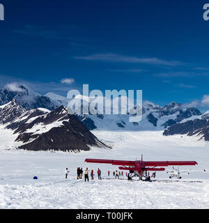 Volo turistico a piedi sul ghiacciaio in Alaska Range Foto Stock