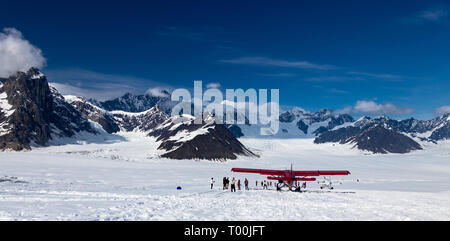 Volo turistico a piedi sul ghiacciaio in Alaska Range Foto Stock