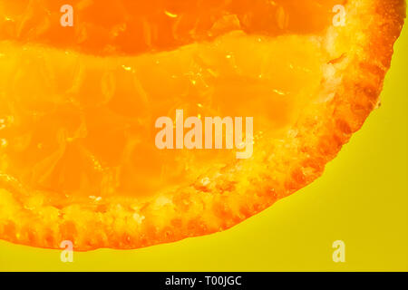 Tangerine close up baclground su giallo Foto Stock