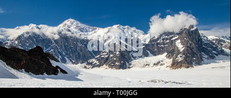 Volo turistico a piedi sul ghiacciaio in Alaska Range Foto Stock