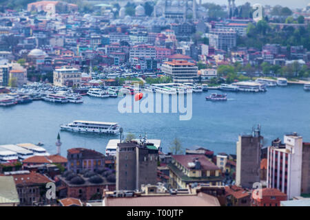 Red palloncino volare oltre Istanbul. Luoghi di interesse turistico della città di Istanbul architettura e gite in barca sulle navi Foto Stock