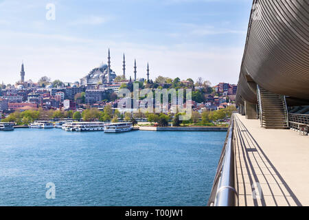 Luoghi di interesse turistico della città di Istanbul architettura e gite in barca sulle navi Foto Stock