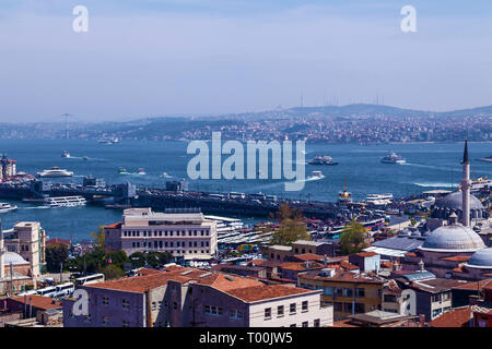 Luoghi di interesse turistico della città di Istanbul architettura e gite in barca sulle navi Foto Stock