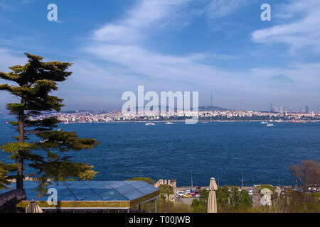 Luoghi di interesse turistico della città di Istanbul architettura e gite in barca sulle navi Foto Stock