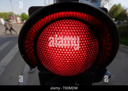 Bucarest, Romania - 23 Aprile 2018: semaforo con luce rossa accesa, in Piazza Victoriei, a Bucarest. Foto Stock