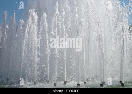 Spruzzi di acqua fontana. Foto Stock